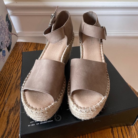Platform Wedge Sandal NWT - Picture 1 of 4